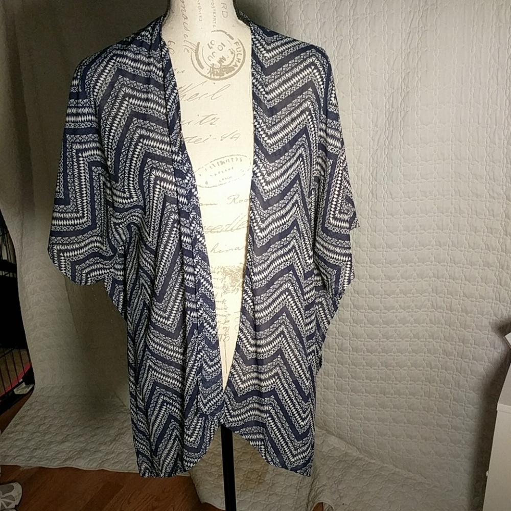Light weight short sleeve shaw